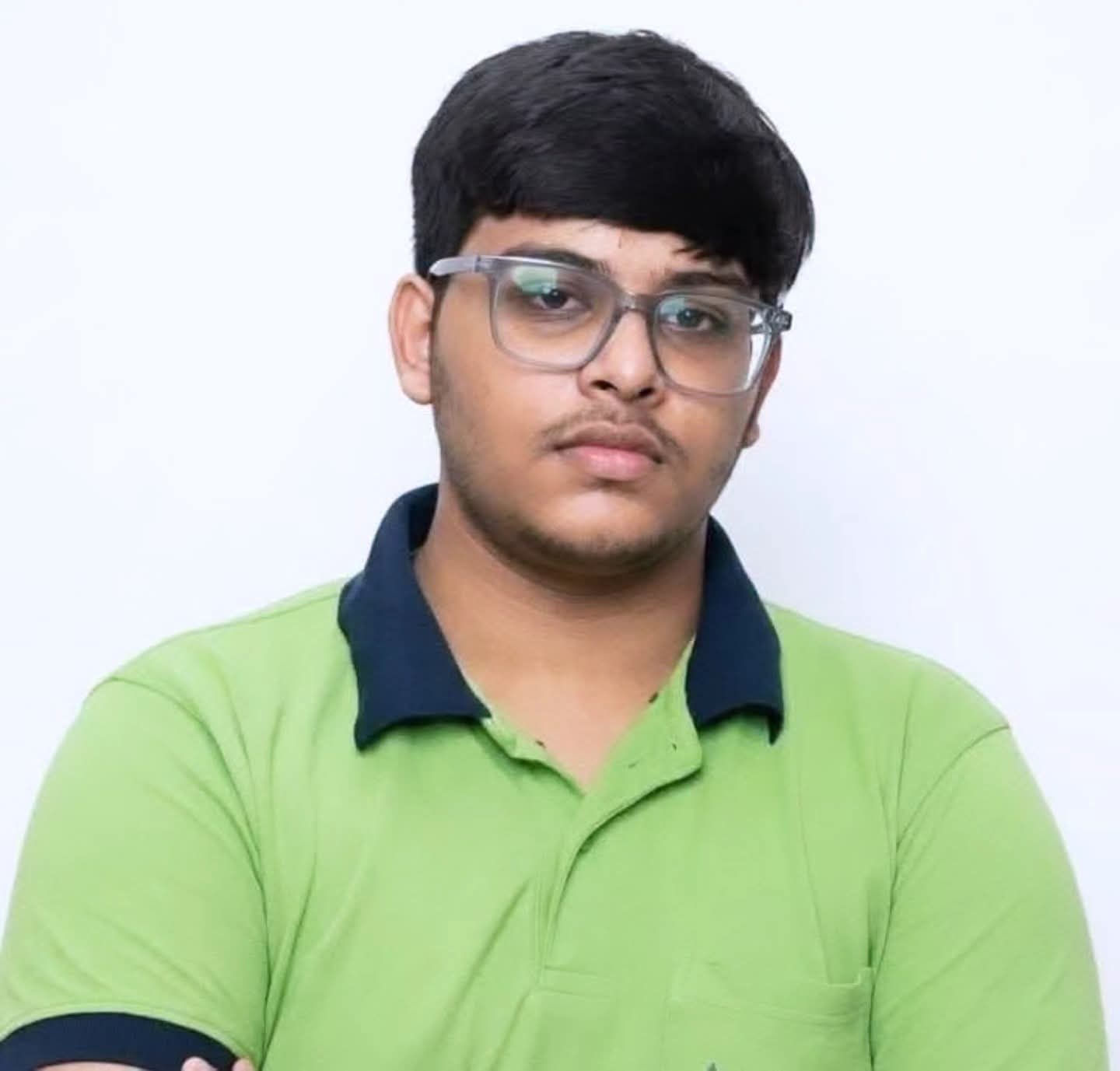 यूपी के एक शख्स पुलिस चौकी में घुसा चौकी इंचार्ज की कुर्सी पर बैठा कागजात देखे, कुछ कागजात फाडे